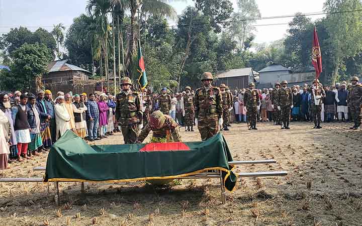 গাইবান্ধায় মুক্তিযোদ্ধা সিরাজুল হককে রাষ্ট্রীয় মর্যাদায় দাফন